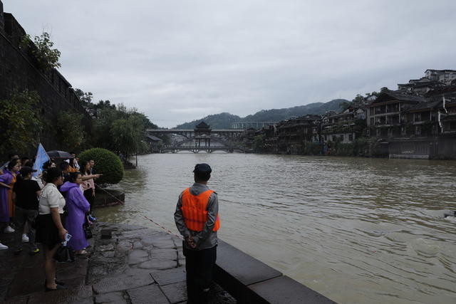 凤凰古城  沱江 北门码头 防汛值守
强降雨   加强巡查 确保  市民  游客  生命财产安全