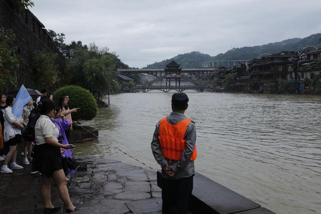 凤凰古城  沱江 北门码头 防汛值守
强降雨   加强巡查 确保  市民  游客  生命财产安全