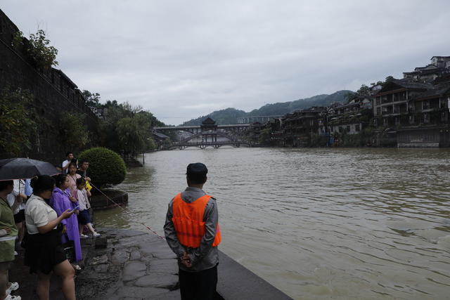 凤凰古城  沱江 北门码头 防汛值守
强降雨   加强巡查 确保  市民  游客  生命财产安全