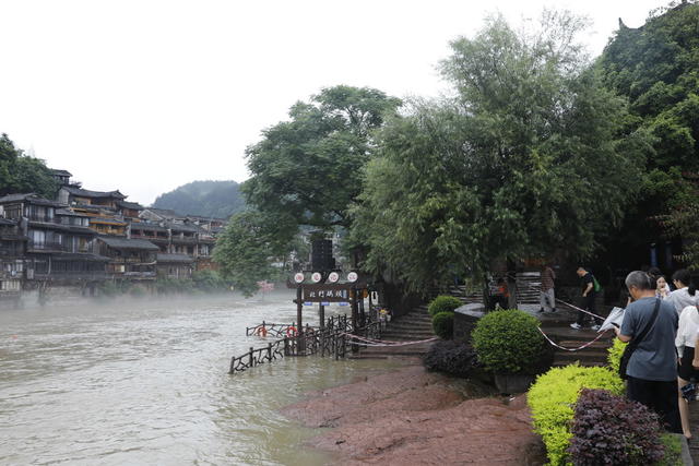 凤凰古城  沱江 北门码头 防汛值守
强降雨   加强巡查 确保  市民  游客  生命财产安全