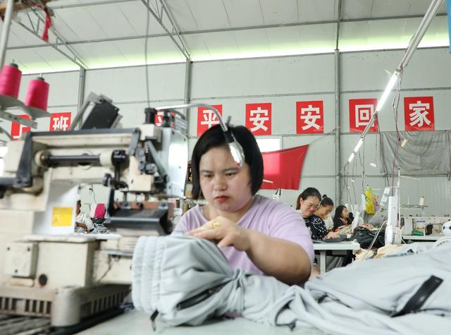 “乡村车间”让留守妇女在家门口就业