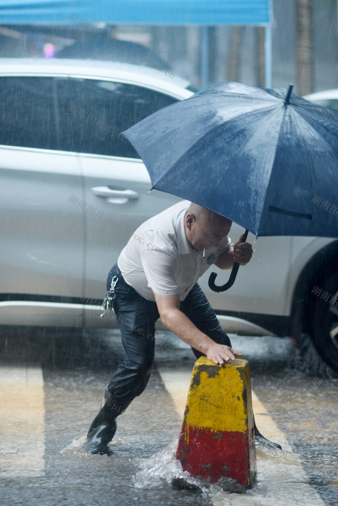 大雨.警民。排险