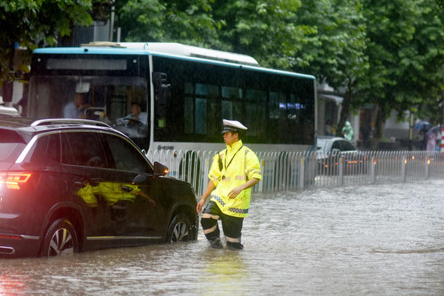 大雨.警民。排险