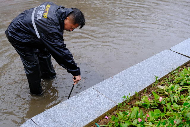 暴雨，袭击，抢险，火车站