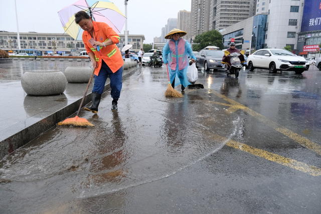 暴雨，袭击，抢险，火车站
