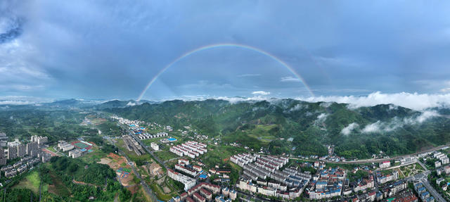 雨后彩虹映黔城