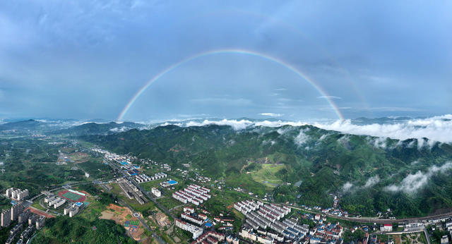 雨后彩虹映黔城