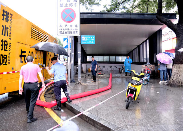 暴雨，清淤，火车站