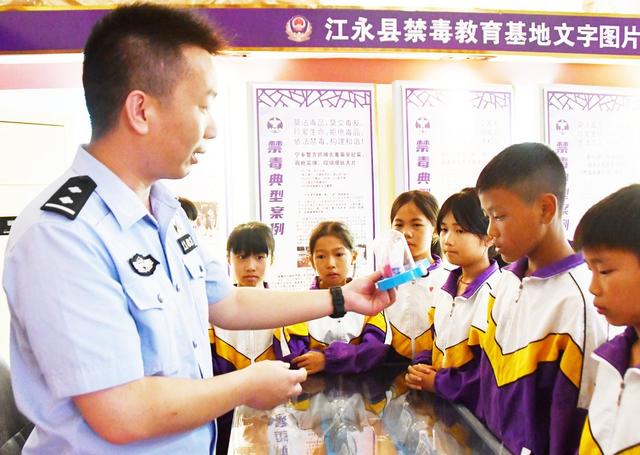 走进禁毒教育基地 增强毒品防范意识 