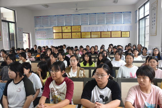 女子护蕾宣讲团 入校宣讲