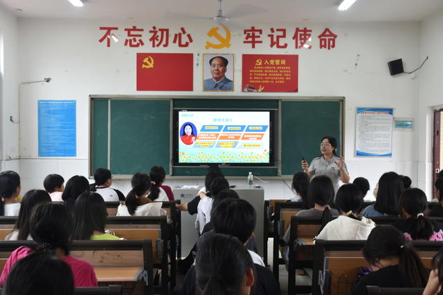 女子护蕾宣讲团 入校宣讲