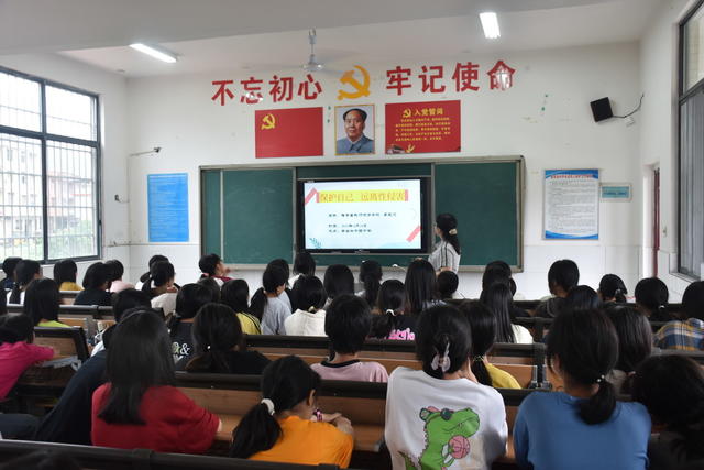 女子护蕾宣讲团 入校宣讲