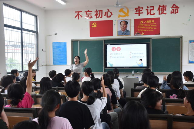 女子护蕾宣讲团 入校宣讲