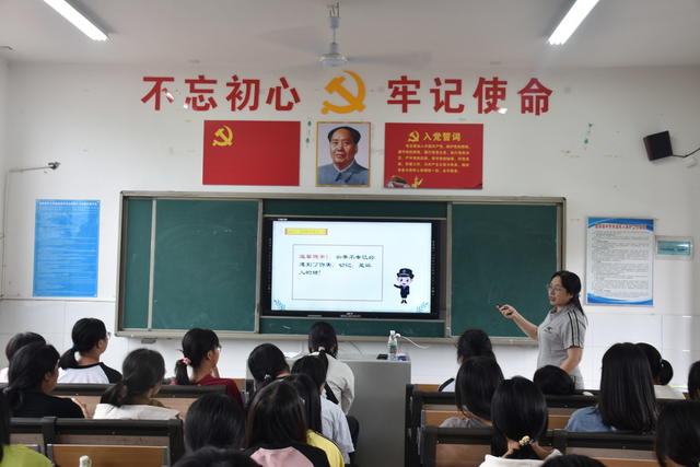 女子护蕾宣讲团 入校宣讲