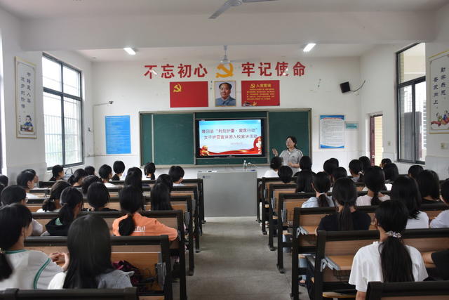 女子护蕾宣讲团 入校宣讲