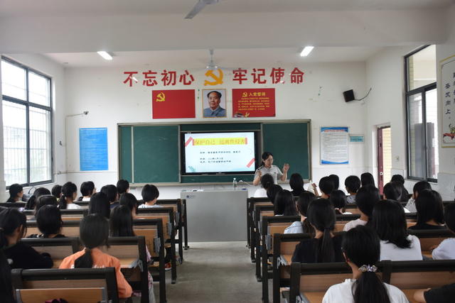 女子护蕾宣讲团 入校宣讲