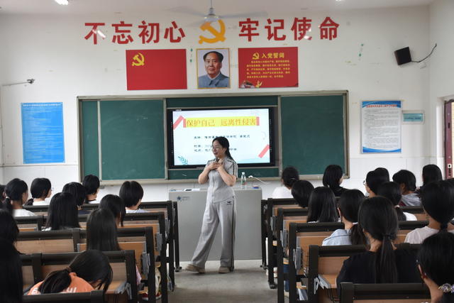 女子护蕾宣讲团 入校宣讲