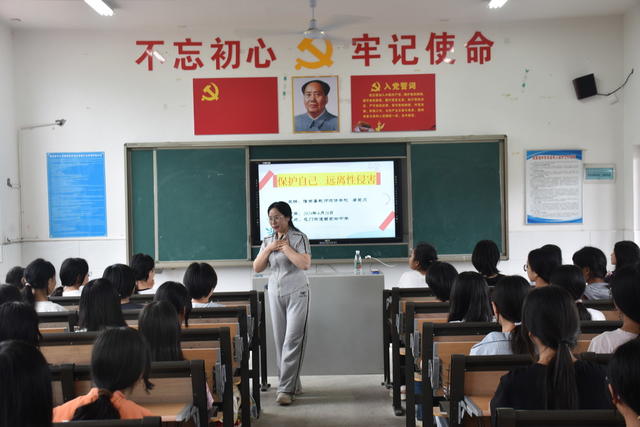 女子护蕾宣讲团 入校宣讲