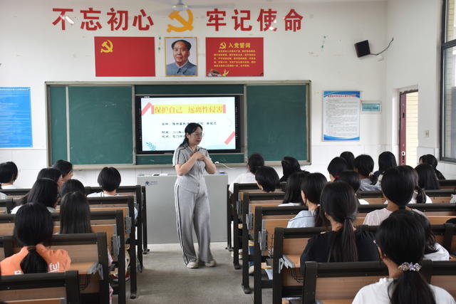 女子护蕾宣讲团 入校宣讲