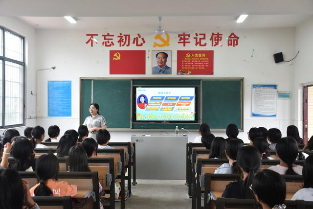 女子护蕾宣讲团 入校宣讲