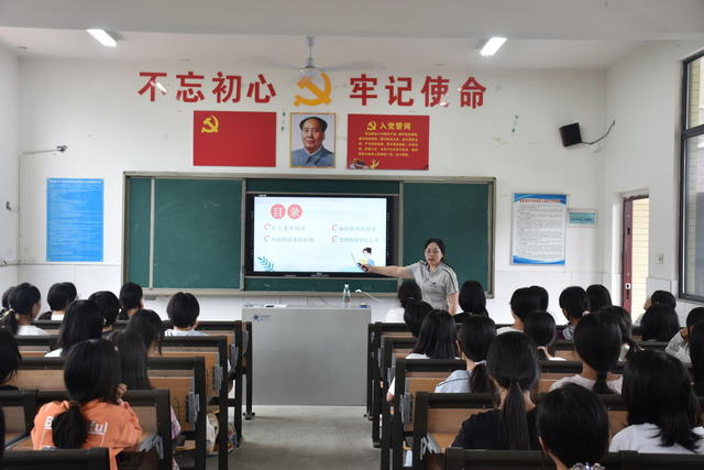 女子护蕾宣讲团 入校宣讲