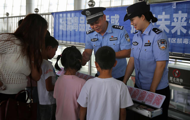 怀化铁警禁毒宣传走近旅客