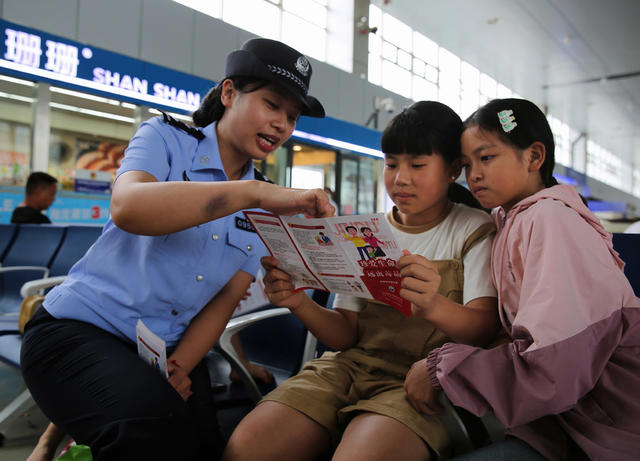 怀化铁警禁毒宣传走近旅客