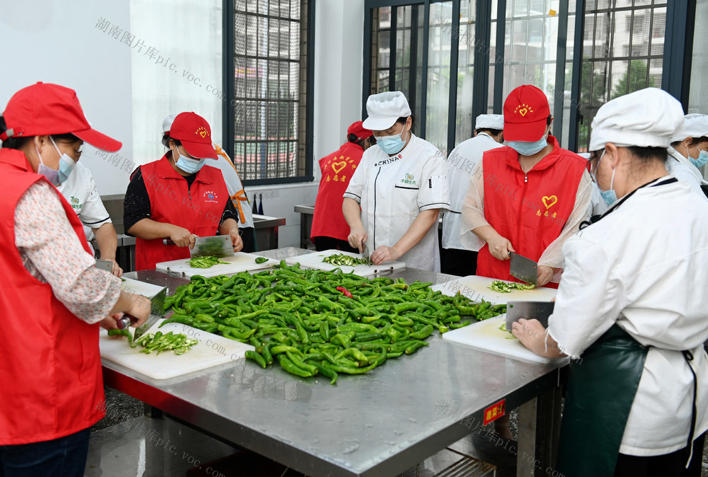 明厨亮灶  帮厨 监厨  洗菜 切菜
学校  食堂 志愿者  学生家长  食品安全