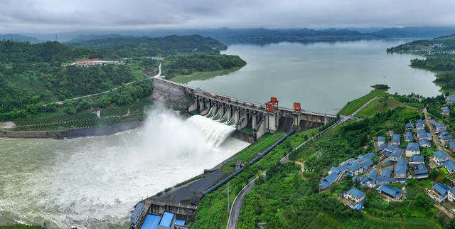 水电站 开闸泄洪 