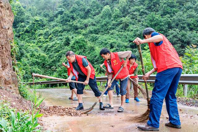 党员志愿者  清障保畅  出行安全