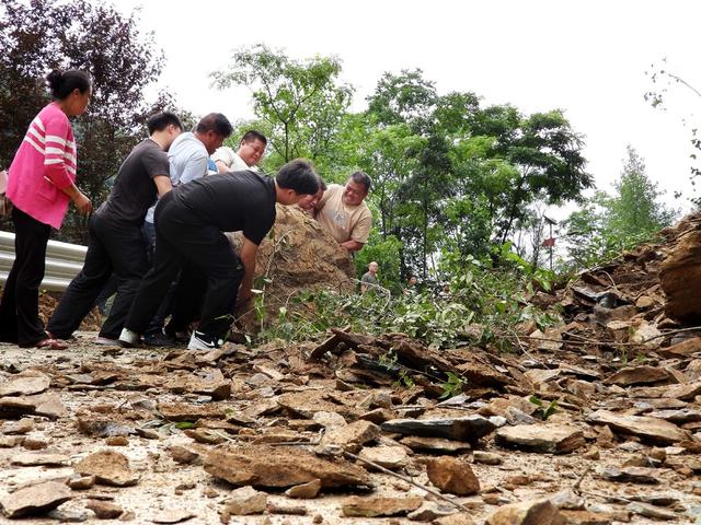 通道 国道 塌方 交通 受阻  好心 司机 齐心 搬运 巨石 缓解 交通