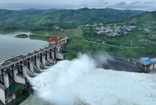 托口电站开闸腾库泄流