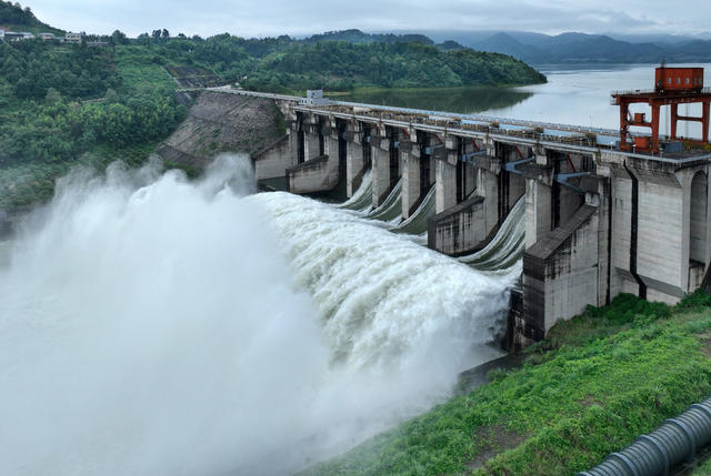 托口电站开闸腾库泄流