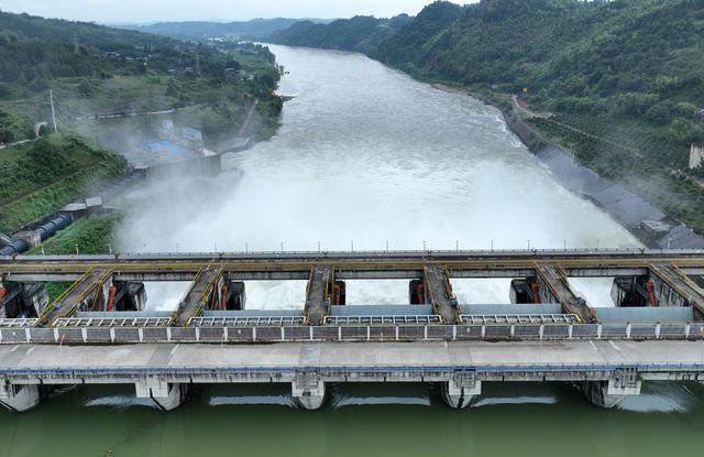 托口电站开闸腾库泄流
