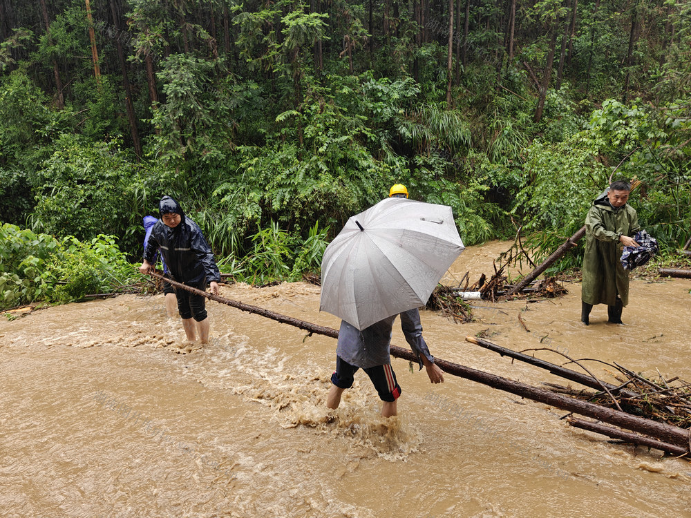 暴雨 山洪 抢修