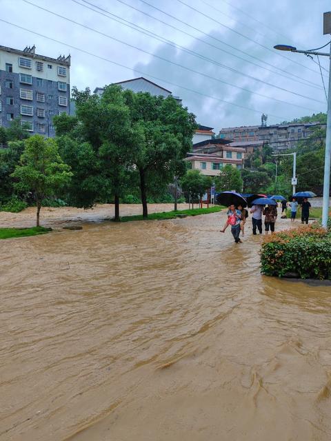 暴雨 山洪 抢修