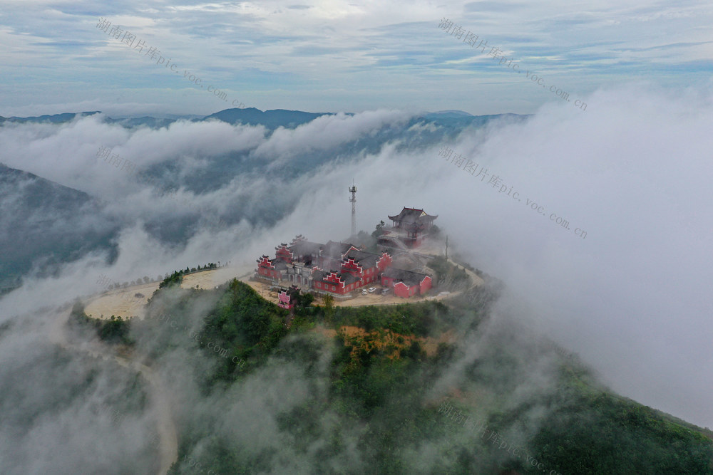 云雾  群山  道观  寺庙  青山  蒸腾  缭绕  旅游  风景   自然