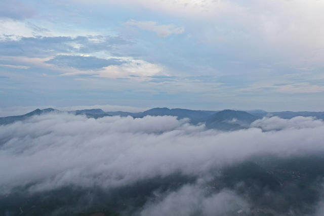 云雾  群山  道观  寺庙  青山  蒸腾  缭绕  旅游  风景   自然