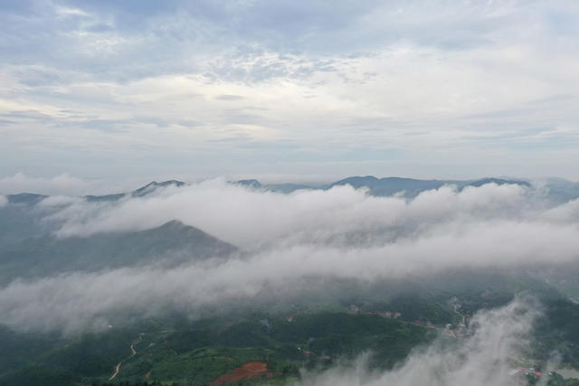 云雾  群山  道观  寺庙  青山  蒸腾  缭绕  旅游  风景   自然