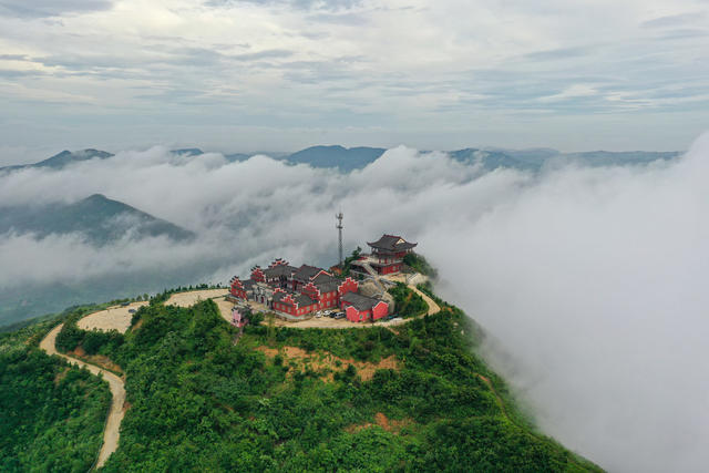 云雾  群山  道观  寺庙  青山  蒸腾  缭绕  旅游  风景   自然