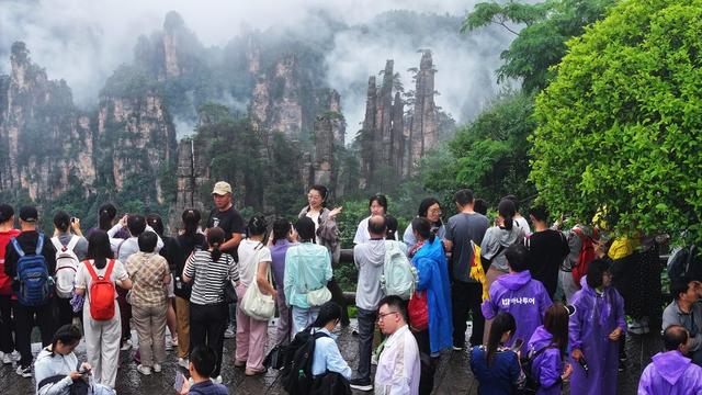张家界 仙境  游人晴好天气