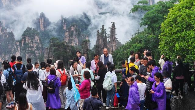 张家界 仙境  游人晴好天气