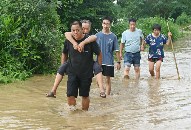 防汛  抗洪抢险  营救  党员  暴雨 河  志愿者  洪水围困  村民转移  干部