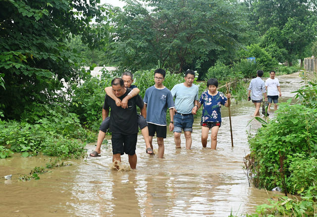 防汛  抗洪抢险  营救  党员  暴雨 河  志愿者  洪水围困  村民转移  干部