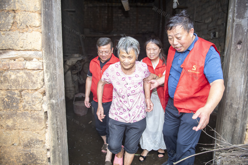  党员干部 转移 群众 强降雨 险情