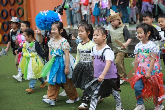 土家族 小朋友 幼儿园 环保 滚筒 时装秀 高脚马 教育 游戏 废旧 材料