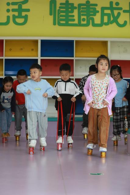 土家族 小朋友 幼儿园 环保 滚筒 时装秀 高脚马 教育 游戏 废旧 材料