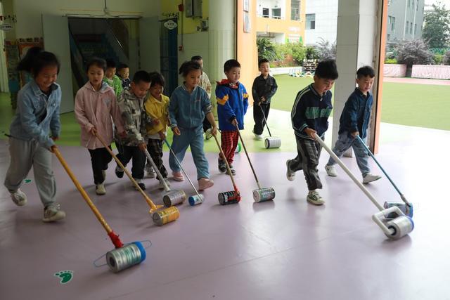 土家族 小朋友 幼儿园 环保 滚筒 时装秀 高脚马 教育 游戏 废旧 材料