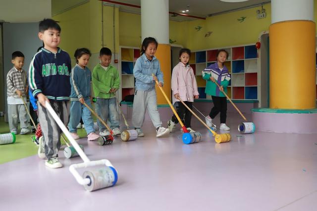 土家族 小朋友 幼儿园 环保 滚筒 时装秀 高脚马 教育 游戏 废旧 材料