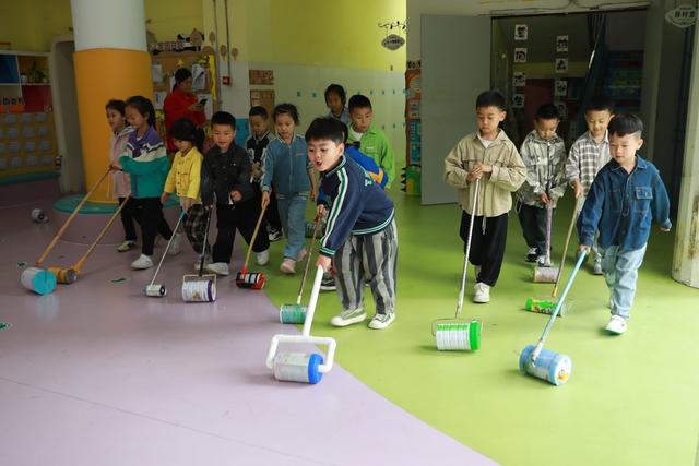 土家族 小朋友 幼儿园 环保 滚筒 时装秀 高脚马 教育 游戏 废旧 材料